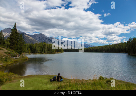Johnson Lake in der Nähe von Stadt von Banff im Banff Nationalpark in den kanadischen Rocky Mountains in Alberta, Kanada Stockfoto
