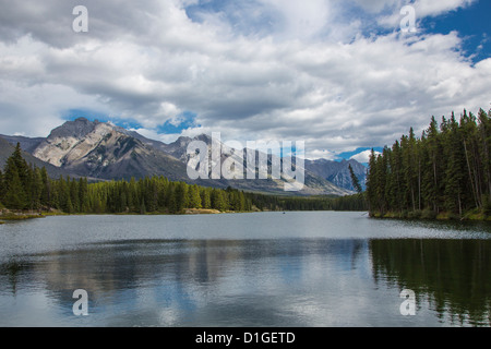 Johnson Lake in der Nähe von Stadt von Banff im Banff Nationalpark in den kanadischen Rocky Mountains in Alberta, Kanada Stockfoto