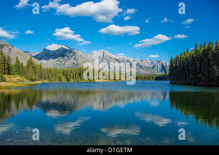 Johnson Lake in der Nähe von Stadt von Banff im Banff Nationalpark in den kanadischen Rocky Mountains in Alberta, Kanada Stockfoto