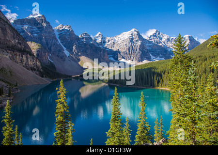 Moraine Lake im Valley of the Ten Peaks im Banff Nationalpark in den kanadischen Rocky Mountains in Alberta, Kanada Stockfoto