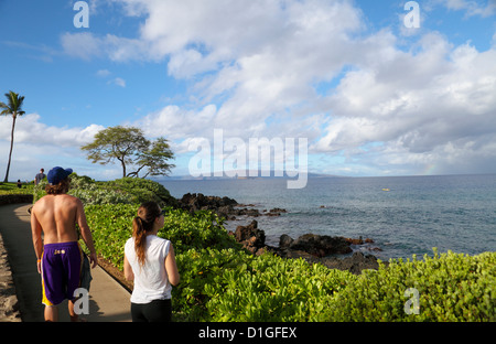 Menschen auf dem Küstenweg in Wailea, Maui, schauen für Wale und Einblick in schwachen Regenbogen am Horizont zu sehen Stockfoto