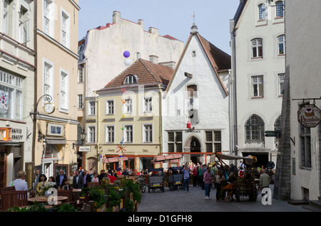 Straße Restaurants und Cafés, Old Town, Tallinn, Estland, Europa Stockfoto