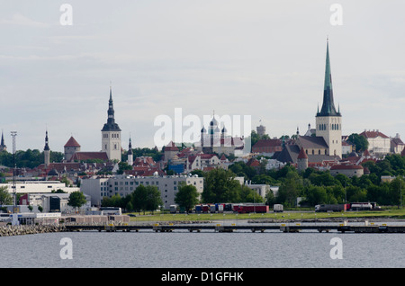 Dächer und Kirche Turmspitzen, Old Town, Tallinn, Estland, Europa Stockfoto