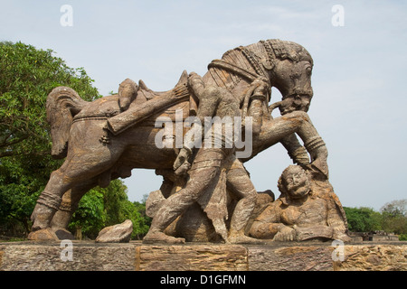 Rock-Skulptur des Pferdes Zerkleinerung ein Soldat im zweiten Weltkrieg bei Sonne-Bügel, Konark, Orissa, Indien, Asien Stockfoto