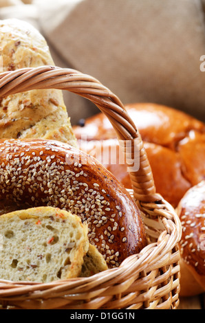 Gruppe von Brot Brote, Brötchen, Brötchen im Weidenkorb Stockfoto