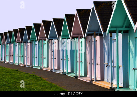 Multi farbige Strandhütten, verwendet für die Änderung am Strand in England Stockfoto