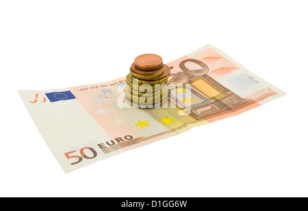 Euro-Münzen und Banknoten auf weißem Hintergrund Stockfoto