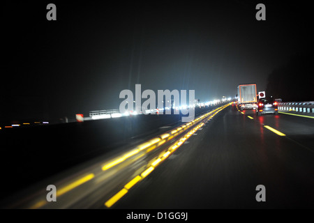 Autos fahren in der Nacht auf der deutschen Autobahn. Foto: Frank Mai Stockfoto