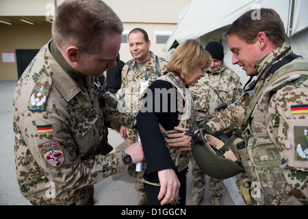 Partner des deutschen Bundespräsidenten Joachim Gauck, Daniela Schadt, versucht eine Splitterschutzweste, wie sie das Krankenhaus in Camp Marmal in Mazar-i-Sharif, Afghanistan, 19. Dezember 2012 Besuche. Foto: MAURIZIO GAMBARINI Stockfoto