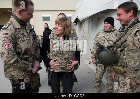 Partner des deutschen Bundespräsidenten Joachim Gauck, Daniela Schadt, versucht eine Splitterschutzweste, wie sie das Krankenhaus in Camp Marmal in Mazar-i-Sharif, Afghanistan, 19. Dezember 2012 Besuche. Foto: MAURIZIO GAMBARINI Stockfoto