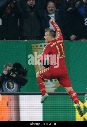 Münchens Xherdan Shaqiri feiert sein 2: 0-Tor im DFB-Pokal Runde 16 Spiel zwischen FC Augsburg und FC Bayern München in der SGL Arena in Augsburg, Deutschland, 18. Dezember 2012. Foto: Tobias Hase Stockfoto