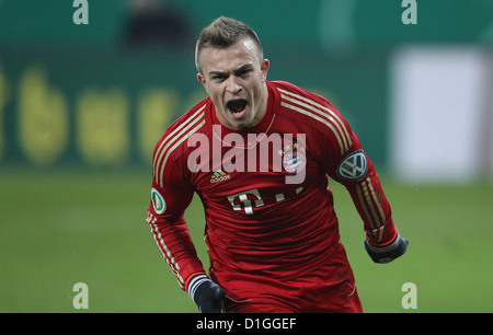 Münchens Xherdan Shaqiri feiert seine 0-2 Tor in der Runde der letzten 16 DFB-Pokal-Spiel zwischen FC Augsbirg und Bayern München in der SGL Arena in Augsburg, Deutschland, 18. Dezember 2012. Foto: Karl-Josef Hildenbrand Stockfoto