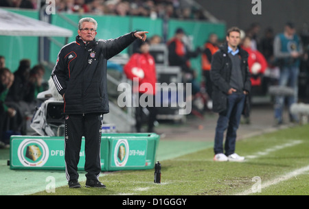 Münchens Trainer Jupp Heynckes Gesten an der Seitenlinie neben Augsburgs Kopf Trainer Markus Weinzierl (R) in der Runde der letzten 16 DFB-Pokal-Spiel zwischen FC Augsbirg und Bayern München in der SGL Arena in Augsburg, Deutschland, 18. Dezember 2012. Foto: Karl-Josef Hildenbrand Stockfoto