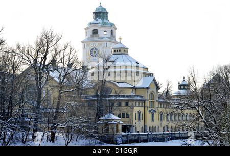 Ein Blick auf die verschneiten Muellersches Volksbad im Stadtteil Haidhausen in München, 13. Dezember 2012. Der Neo-Barock-Jugendstil Baustil wurde 1901 erbaut und war Touristenhochburgen der weltweit größten und teuersten Hallenbad und Münchens erste öffentliche Hallen-Bad. Foto: Frank Leonhardt Stockfoto