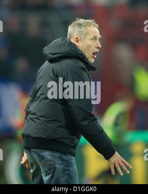 Freiburgs Trainer Christian Streich gibt Richtungen während der DFB-Pokal der sechzehn Übereinstimmung zwischen Karlsruher SC und SC Freiburg am Wildparkstadium in Karlsruhe, Deutschland, 18. Dezember 2012 Runde. Foto: Uwe Anspach Stockfoto