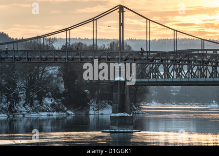 Fußgängerbrücke erstreckt sich über den Inn in Passau, Deutschland, 12. Dezember 2012. Foto: Armin Weigel Stockfoto