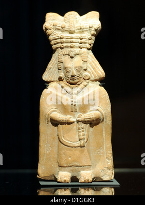 Eine Maya-Statue aus Mexiko ist in der Ausstellung "Maya-Kodex" im Linden-Museum in Stuttgart, Deutschland, 19. Dezember 2012 gesehen. Die Ausstellung ist geöffnet vom 21. Dezember bis zum 2. Juni 2013. Foto: BERND WEISSBROD Stockfoto