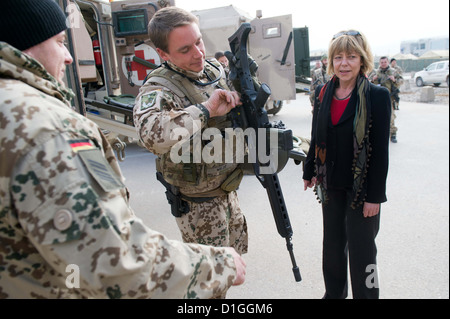 Partner des deutschen Bundespräsidenten Joachim Gauck, Daniela Schadt, spricht mit Soldaten, als sie das Krankenhaus in Camp Marmal in Mazar-i-Sharif, Afghanistan, 19. Dezember 2012 besucht. Foto: MAURIZIO GAMBARINI Stockfoto