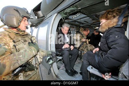 Bundespräsident Joachim Gauck und Partner Daniela Schadt sitzen in einem amerikanischen Hubschrauber neben deutscher Generalmajor Erich Pfeffer in Mazar-i-Sharif, Afghanistan, 19. Dezember 2012. Foto: WOLFGANG KUMM Stockfoto