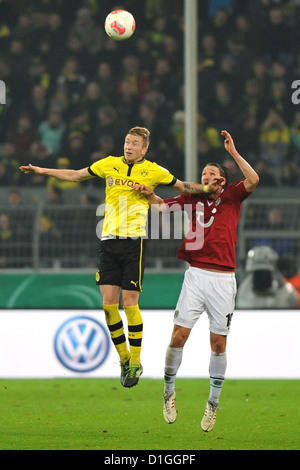 Dortmunder Marco Reus (L) wetteifert um den Ball mit Hannovers Christian Schulz während der DFB-Pokal Runde von sechzehn Match zwischen Borussia Dortmund und Hannover 96 am Signal Iduna Park in Dortmund, Dortmund, 19. Dezember 2012. Foto: Revierfoto Stockfoto