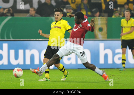 Der Dortmunder Ilkay Gündogan (L) wetteifert um den Ball mit Hannovers Mame Biram Diouf während den DFB-Pokal Runde von sechzehn Match zwischen Borussia Dortmund und Hannover 96 am Signal Iduna Park in Dortmund, Dortmund, 19. Dezember 2012. Foto: Revierfoto Stockfoto