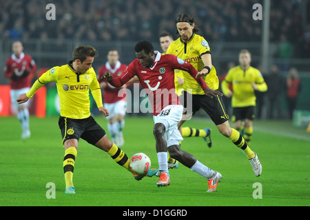 Dortmunds Mario Götze (L) und Neven Subotic (R) wetteifern um den Ball mit Hannovers Mame Biram Diouf während den DFB-Pokal Runde von sechzehn Match zwischen Borussia Dortmund und Hannover 96 am Signal Iduna Park in Dortmund, Dortmund, 19. Dezember 2012. Foto: Revierfoto Stockfoto