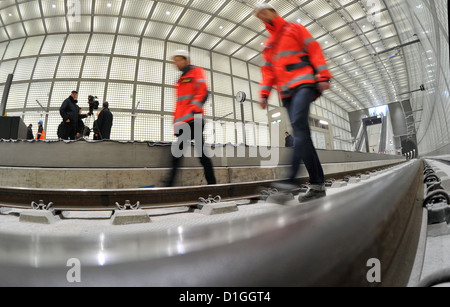 Arbeiter Fuß durch den City-Tunnel an der Station am Leuschnerplatz in Leipzig, Deutschland, 20. Dezember 2012. Der City-Tunnel Leipzig öffnet sich planmäßig in einem Jahr zu einem Preis von 960 Millionen Euro. Foto: Hendrik Schmidt Stockfoto