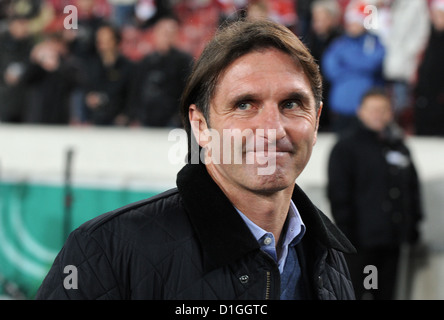 Stuttgarts Trainer Bruno Labbadia Sen vor den DFB-Pokal-Runde 16 Spiel zwischen VfB Stuttgart und 1. FC Köln in der Mercedes-Benz Arena in Stuttgart, Deutschland, 19. Dezember 2012. Foto: Jan-Philipp Strobel Stockfoto