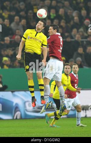 Dortmunds Robert Lewandowski (L) wetteifert um den Ball mit Hannovers Mario Eggimann im DFB-Pokal Runde von sechzehn Match zwischen Borussia Dortmund und Hannover 96 am Signal Iduna Park in Dortmund, Dortmund, 19. Dezember 2012. Foto: Revierfoto Stockfoto