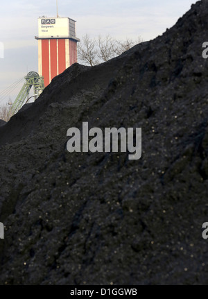 Abgebaute Kohle wird vor der Fördertürme im Westen Bergwerk in Kamp-Lintfort, Deutschland, 20. Dezember 2012 aufwärts. Die Mine wird am Ende des Jahres abgeschaltet. Foto: ROLAND WEIHRAUCH Stockfoto