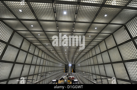 Arbeiter Fuß durch den City-Tunnel an der Station am Leuschnerplatz in Leipzig, Deutschland, 20. Dezember 2012. Der City-Tunnel Leipzig öffnet sich planmäßig in einem Jahr zu einem Preis von 960 Millionen Euro. Foto: Hendrik Schmidt Stockfoto