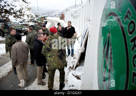 German Defence Minister Thomas de Maizière Amd Premier von Thüringen Christine Lieberknecht (beide C) erhalten einen Überblick über das Lager in einen Hubschrauber in der Nähe von Mitrovica, Kosovo, 20. Dezember 2012. Der Minister besucht KFOR-Soldaten im Kosovo. Foto: AXEL SCHMIDT Stockfoto