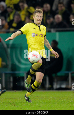 Dortmunder Marco Reus spielt den Ball in den DFB-Pokal Runde von sechzehn Match zwischen Borussia Dortmund und Hannover 96 am Signal Iduna Park in Dortmund, Dortmund, 19. Dezember 2012. Foto: Bernd Thissen Stockfoto