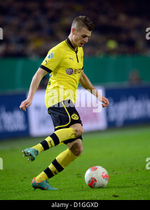 Dortmunds Lukasz Piszczek spielt den Ball in den DFB-Pokal Runde von sechzehn Match zwischen Borussia Dortmund und Hannover 96 am Signal Iduna Park in Dortmund, Dortmund, 19. Dezember 2012. Foto: Bernd Thissen Stockfoto