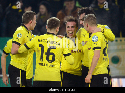 Dortmunds Jakub Blaszczykowski, Mats Hummels, Kevin Grosskreutz und Lukasz Piszczek (L-R) feiern Mario Goetze (M) 3-0 Ziel während den DFB-Pokal Runde von sechzehn Match zwischen Borussia Dortmund und Hannover 96 am Signal Iduna Park in Dortmund, Dortmund, 19. Dezember 2012. Foto: Bernd Thissen Stockfoto