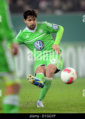 Wolfsburgs Diego spielt den Ball während der DFB-Pokal-Fußballspiel zwischen dem VfL Wolfsburg und Bayer Leverkusen in der Volkswagen Arena in Wolfsburg, Deutschland, 19. Dezember 2012. Foto: Peter Steffen Stockfoto