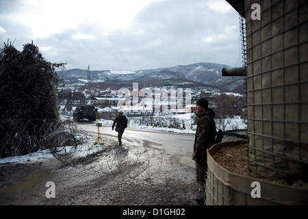 Deutsche Soldaten der Kosovo-Schutztruppe KFOR Bewachen bin 20.12.2012 in Zupce Im Kosovo Eine Straße. Verteidigungsminister Thomas de Maiziere freu Für Einen Tag sterben Deutschen KFOR-Soldaten Im Kosovo. Foto: Axel Schmidt/Dpa (Zu Dpa 0488 Vom 20.12.2012) Stockfoto