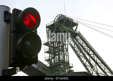 Ein rotes Licht wird vor den Förderturm im Bergwerk West in Kamp-Lintfort, Deutschland, 20. Dezember 2012 gesehen. Die Mine wird am Ende des Jahres abgeschaltet. Foto: ROLAND WEIHRAUCH Stockfoto