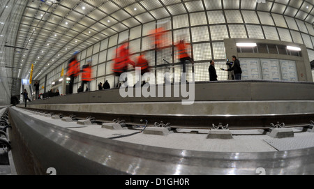 Arbeiter Fuß durch den City-Tunnel an der Station am Leuschnerplatz in Leipzig, Deutschland, 20. Dezember 2012. Der City-Tunnel Leipzig öffnet sich planmäßig in einem Jahr zu einem Preis von 960 Millionen Euro. Foto: Hendrik Schmidt Stockfoto