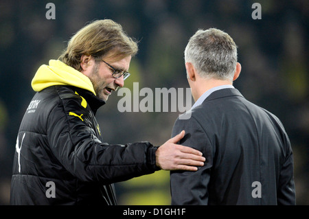 Dortmunds Trainer Jürgen Klopp (L) grüßt Hannovers Trainer Mirko Slomka vor dem DFB-Pokal-Runde der sechzehn Match zwischen Borussia Dortmund und Hannover 96 am Signal Iduna Park in Dortmund, Dortmund, 19. Dezember 2012. Foto: Bernd Thissen Stockfoto