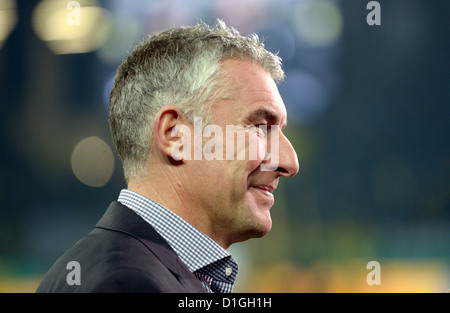 Hannovers Trainer Mirko Slomka wird vor dem DFB-Pokal Runde von sechzehn Match zwischen Borussia Dortmund und Hannover 96 am Signal Iduna Park in Dortmund, Dortmund, 19. Dezember 2012 gesehen. Foto: Bernd Thissen Stockfoto