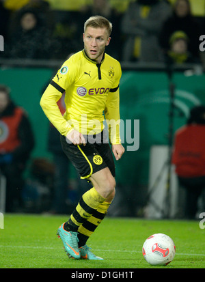 Dortmunds Jakub Blaszczykowski spielt den Ball in den DFB-Pokal Runde von sechzehn Match zwischen Borussia Dortmund und Hannover 96 am Signal Iduna Park in Dortmund, Dortmund, 19. Dezember 2012. Foto: Bernd Thissen Stockfoto