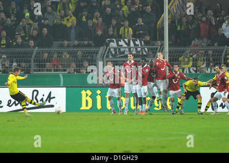 Dortmunds Mario Götze (L) Noten runden das 3: 0 im DFB-Pokal von sechzehn Match zwischen Borussia Dortmund und Hannover 96 am Signal Iduna Park in Dortmund, Dortmund, 19. Dezember 2012. Foto: Revierfoto Stockfoto