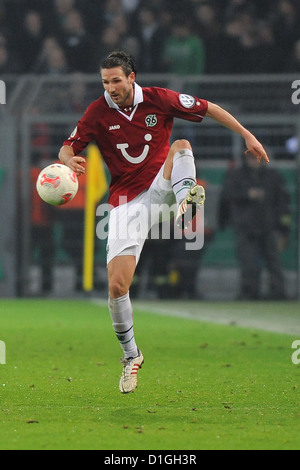 Hannovers Christian Schulz spielt den Ball in den DFB-Pokal Runde von sechzehn Match zwischen Borussia Dortmund und Hannover 96 am Signal Iduna Park in Dortmund, Dortmund, 19. Dezember 2012. Foto: Revierfoto Stockfoto