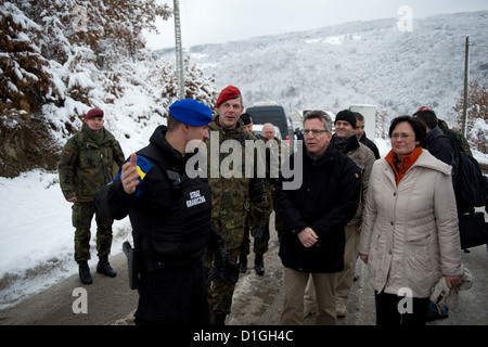 German Defence Minister Thomas de Maizière (2-R) und Premier von Thüringen Christine Lieberknecht sind an Lager Daguet in der Nähe von Mitrovica, Kosovo, 20. Dezember 2012 herumgeführt. Der Minister besucht KFOR-Soldaten im Kosovo. Foto: AXEL SCHMIDT Stockfoto