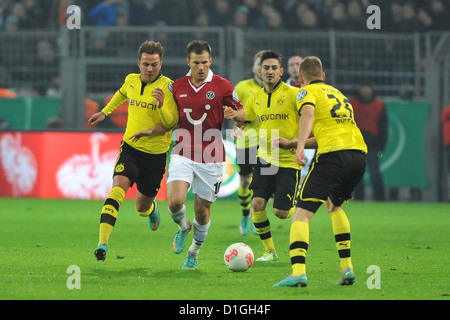 Dortmunds Mario Goetze (L-R), Hannovers Szabolcs Huszti, Dortmunder Ilkay Gündogan und Lukasz Piszczek wetteifern um den Ball in den DFB-Pokal Runde von sechzehn Match zwischen Borussia Dortmund und Hannover 96 am Signal Iduna Park in Dortmund, Dortmund, 19. Dezember 2012. Foto: Revierfoto Stockfoto