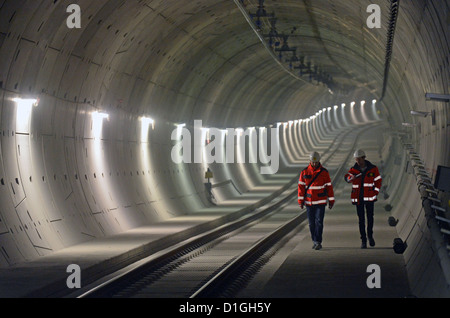 Arbeiter Fuß durch den City-Tunnel an der Station am Leuschnerplatz in Leipzig, Deutschland, 20. Dezember 2012. Der City-Tunnel Leipzig öffnet sich planmäßig in einem Jahr zu einem Preis von 960 Millionen Euro. Foto: Hendrik Schmidt Stockfoto