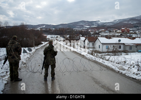 Deutsche Soldaten der Kosovo-Schutztruppe KFOR Bewachen bin 20.12.2012 in Zupce Im Kosovo Eine Straßensperre. Verteidigungsminister Thomas de Maiziere freu Für Einen Tag sterben Deutschen KFOR-Soldaten Im Kosovo. Foto: Axel Schmidt/Dpa (Zu Dpa 0488 Vom 20.12.2012) Stockfoto