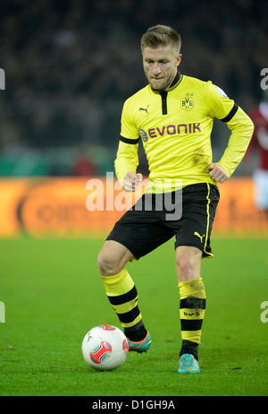 Dortmunds Jakub Blaszczykowski spielt den Ball in den DFB-Pokal Runde von sechzehn Match zwischen Borussia Dortmund und Hannover 96 am Signal Iduna Park in Dortmund, Dortmund, 19. Dezember 2012. Foto: Bernd Thissen Stockfoto