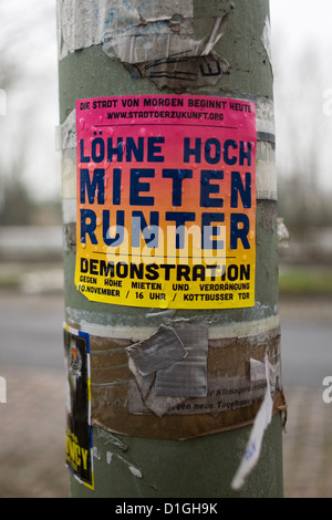Ein Aufkleber "Einkommen hoch, niedrigere mieten" zu lesen ist, eine Lightpost in Berlin-Neukölln, Deutschland, 19. Dezember 2012 fest. Foto: Inga Kjer Stockfoto
